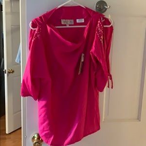 Open sleeve 3/4 sleeve top with design on sleeve.